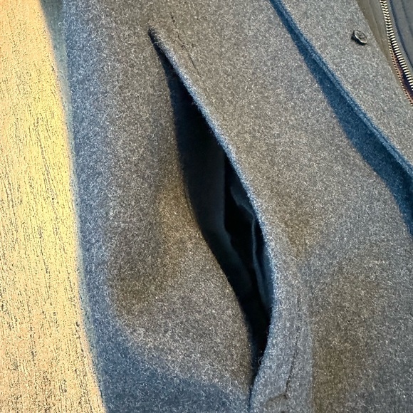 Men Guess Coat with removable Hood. - Picture 8 of 12